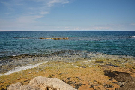 地中海悬崖上典型的红色和橙色海景