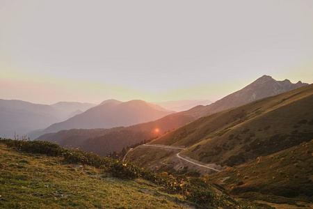 春天的山景。 度假村Krasnaya Polyana红色草地。 俄罗斯。