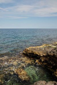 地中海悬崖上典型的红色和橙色海景