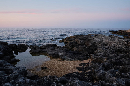 岩石海岸。 锋利的石排破浪。 雄伟的风景