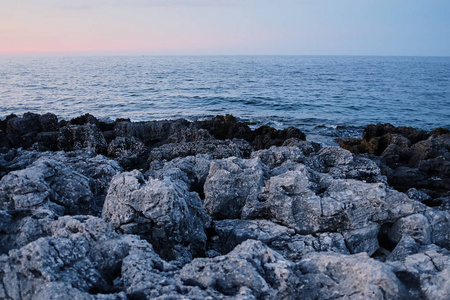 岩石海岸。 锋利的石排破浪。 雄伟的风景