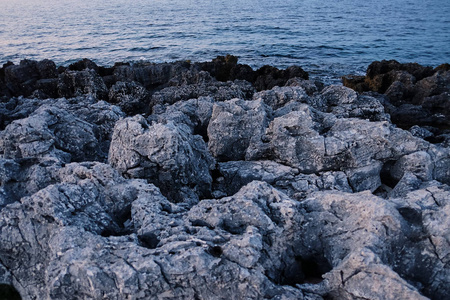 岩石海岸。 锋利的石排破浪。 雄伟的风景