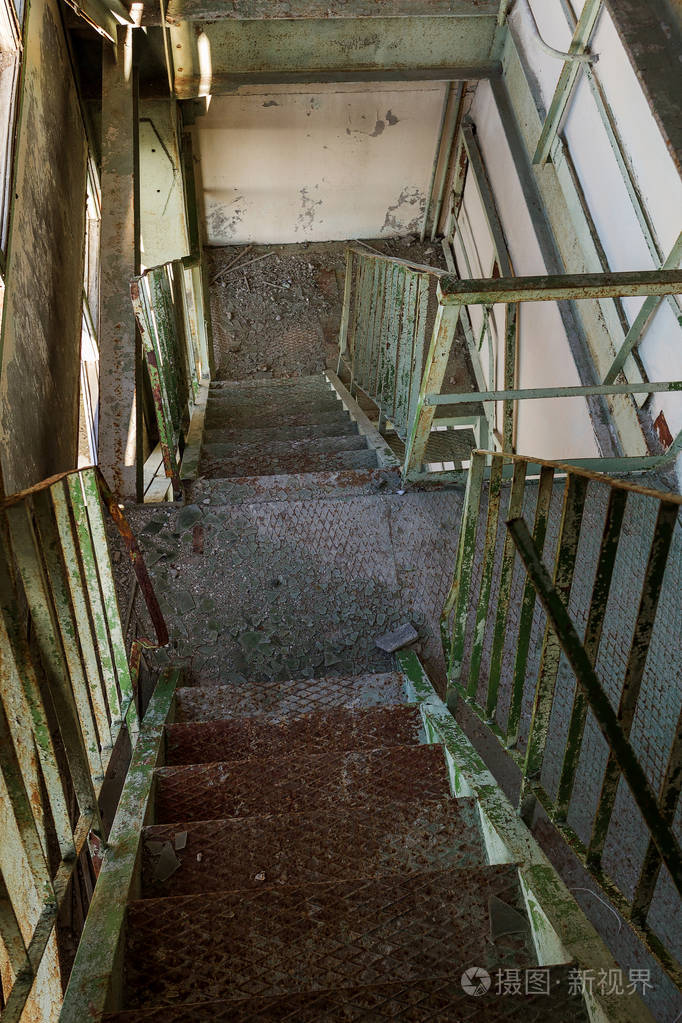 废弃厂房内部破旧楼梯照片-正版商用图片15sxtd-摄图新视界