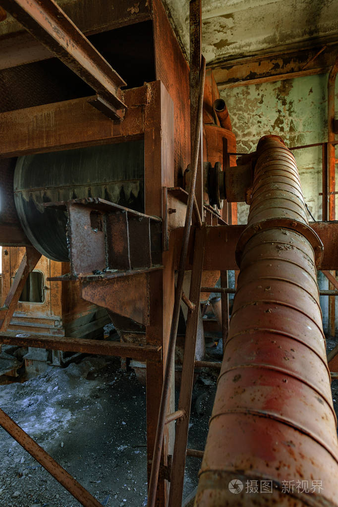 切尔诺贝利水泥厂废弃的旧工业建筑. 旧工厂的废墟.