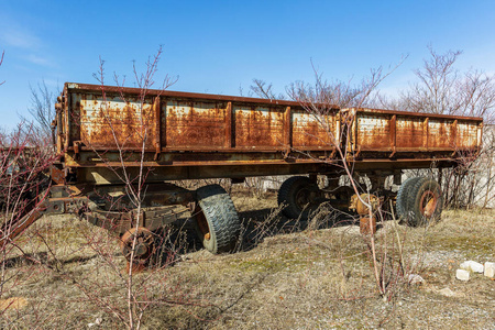 旧生锈的古代汽车坏了,废弃了古老生锈的铁车.