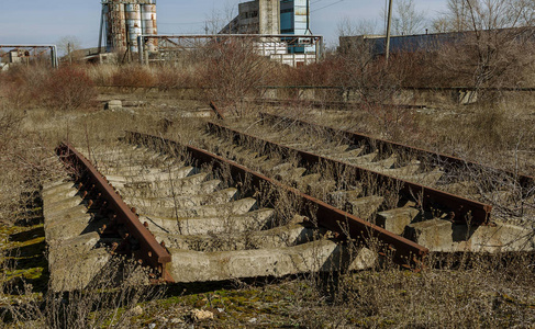 旧的废弃铁路断轨断木枕木. 铁路残垣断壁. 掠夺了旧铁路. 没有路.
