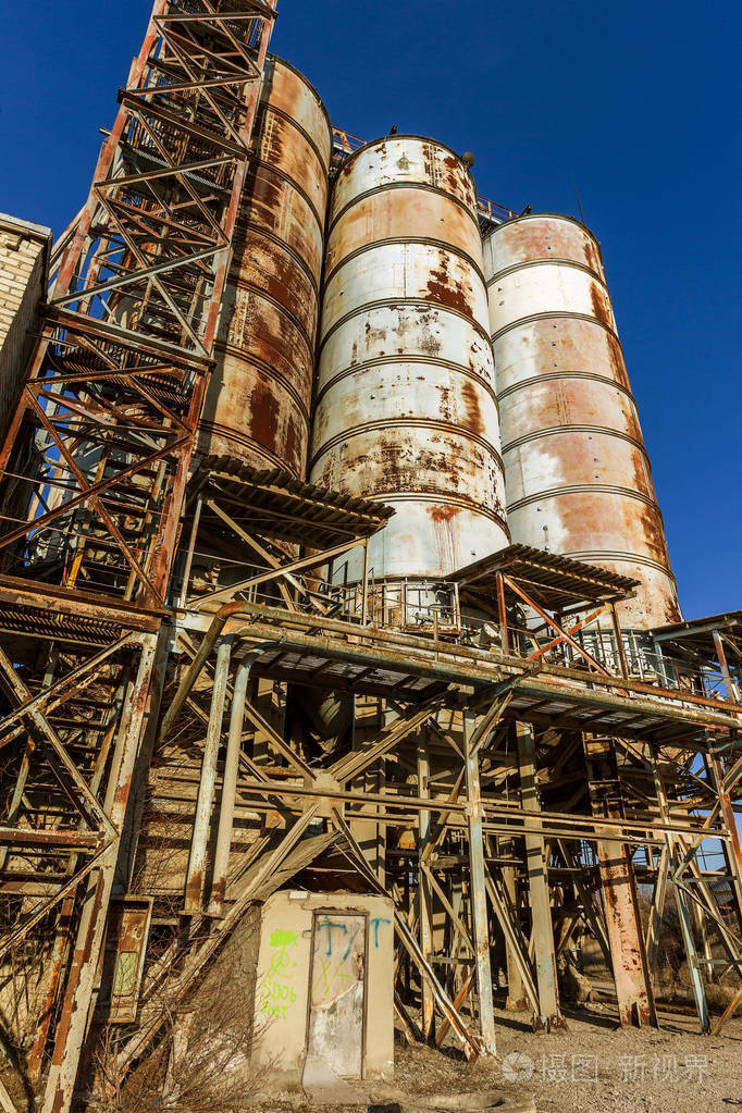 旧工厂的废墟. 垃圾生锈的金属是水泥厂的破碎设备.