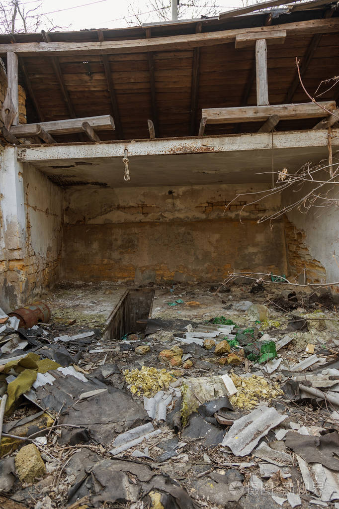 旧工厂的废墟. 垃圾生锈的金属是破碎的设备厂.