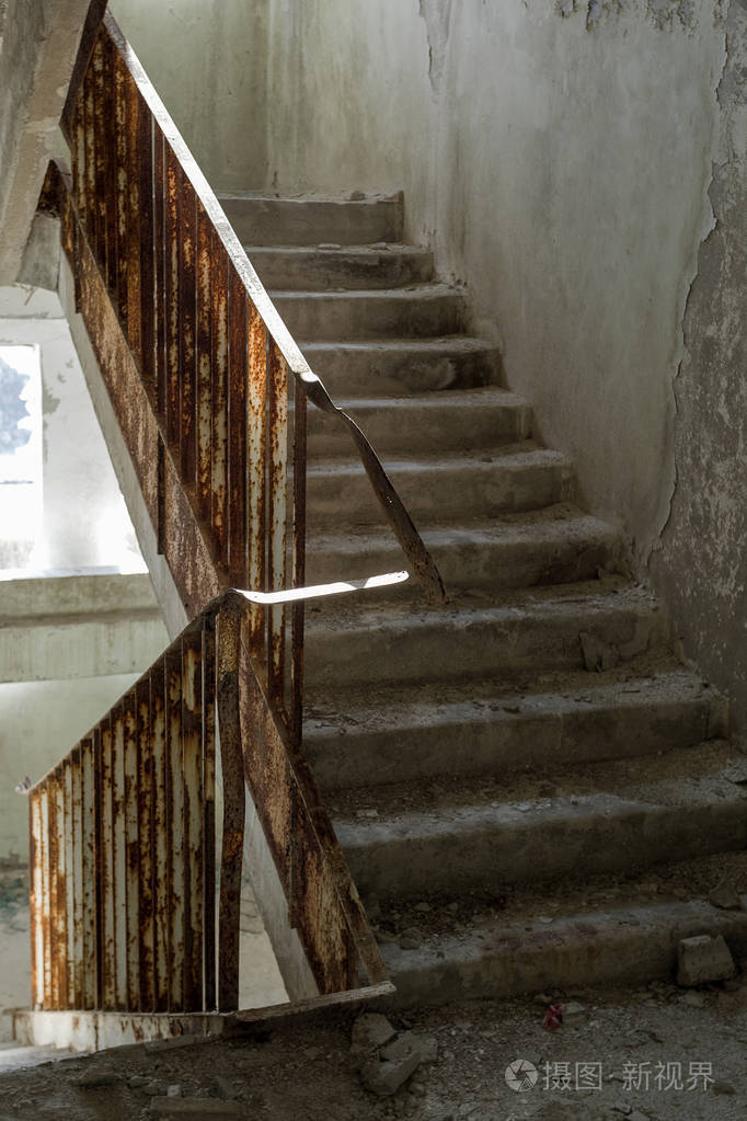 废弃厂房内部破旧楼梯照片-正版商用图片15syn4-摄图新视界