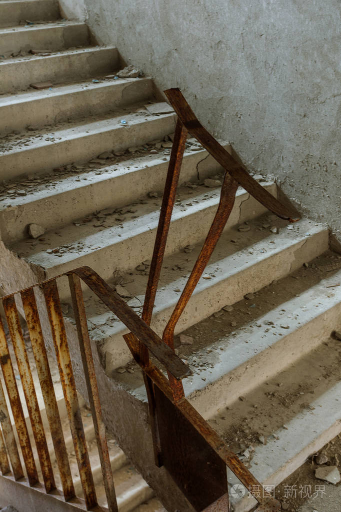 商业中心未完成的行政大楼废墟内部旧的混凝土石楼梯.