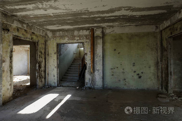 商业中心未完成的行政大楼废墟内部旧的混凝土石楼梯.