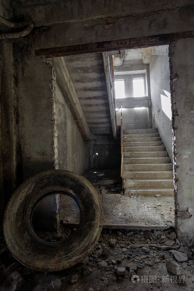 废弃厂房内部破旧楼梯