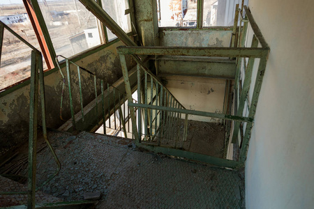 废弃厂房内部破旧楼梯照片