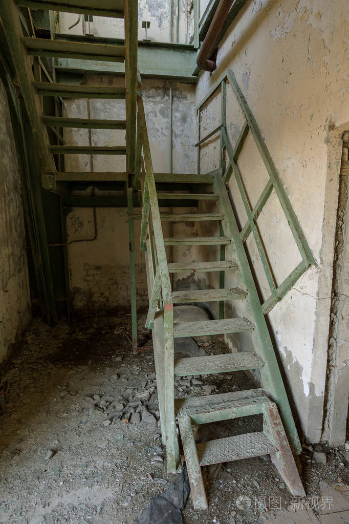 废弃厂房内部破旧楼梯