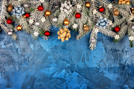 用蝴蝶结和彩球装饰的冷杉树枝的圣诞组成