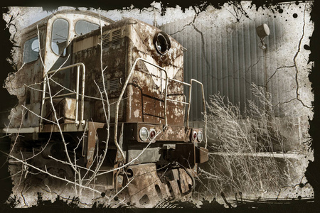 旧生锈的火车机车被扔进切尔诺贝利禁区。 高放射性区域。 普里皮亚特的鬼镇。 切尔诺贝利灾难。 工厂核事故地区生锈废弃的苏联机器