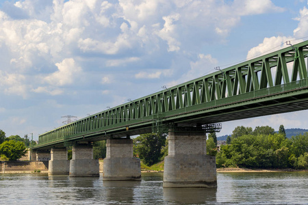 火车交通桥在布达佩斯多瑙河以北。