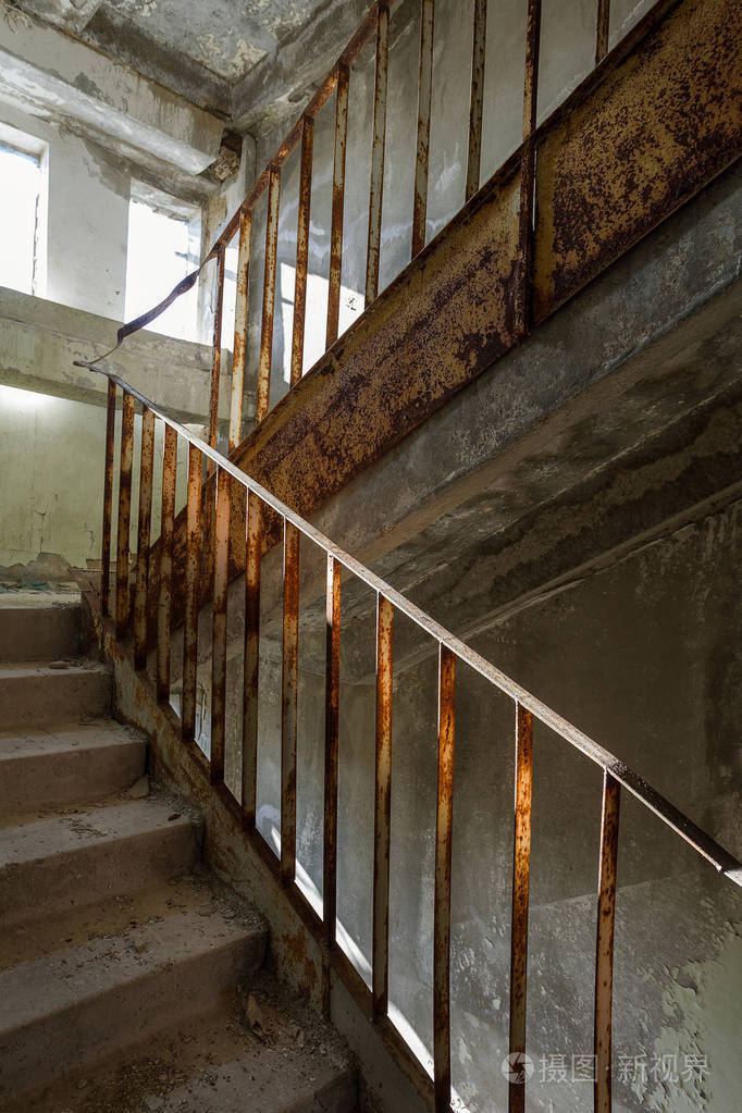 废弃厂房内部破旧楼梯