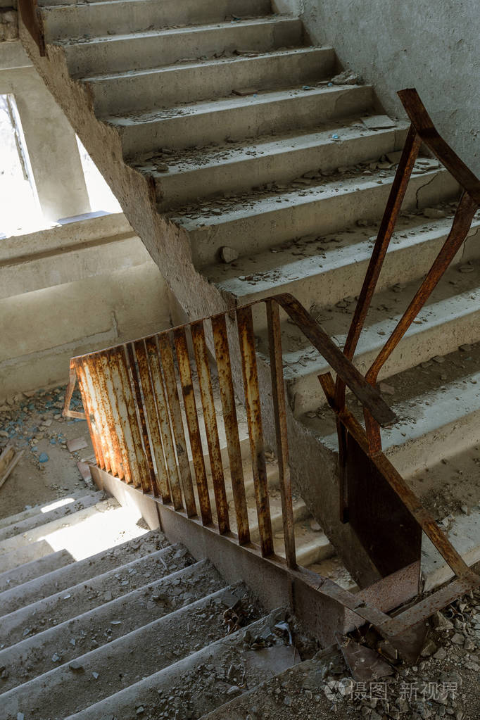 商业中心未完成的行政大楼废墟内部旧的混凝土石楼梯.