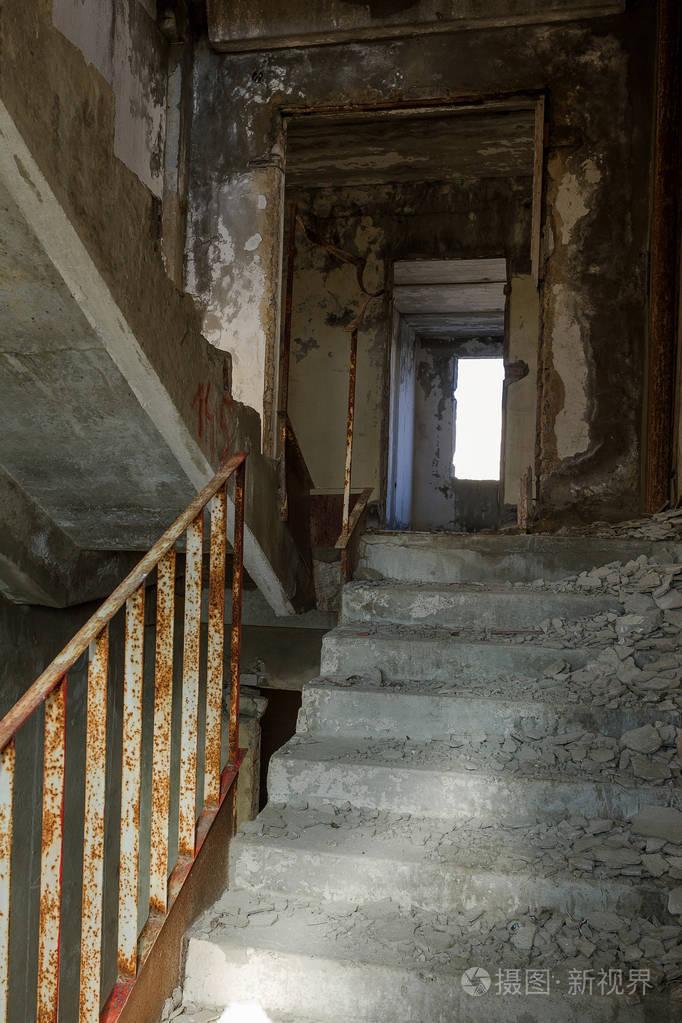废弃厂房内部破旧楼梯