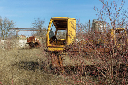 旧生锈的卡车扔进了乌克兰普里皮亚特切尔诺贝利鬼城停车场的沙漠。 旧生锈的古代汽车坏了，废弃了古老生锈的铁车。 辐射带跟踪世界末日