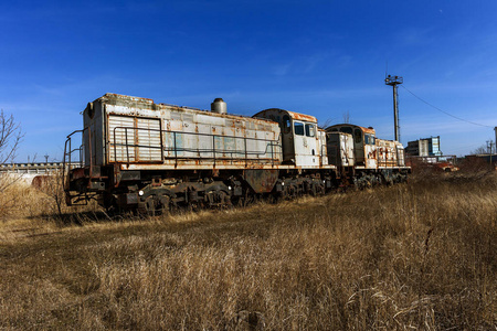 旧生锈的火车机车被扔进切尔诺贝利禁区。 高放射性区域。 普里皮亚特的鬼镇。 切尔诺贝利灾难。 工厂核事故地区生锈废弃的苏联机器