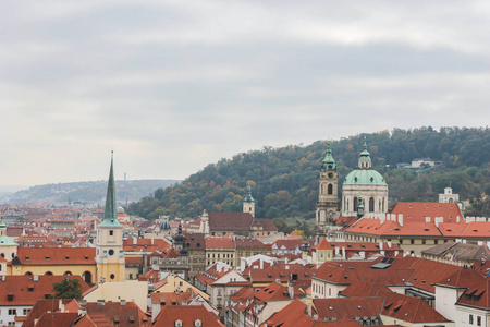这幅令人惊叹的照片是从布拉格城堡推出的。 你可以看到古老的建筑物和树木。