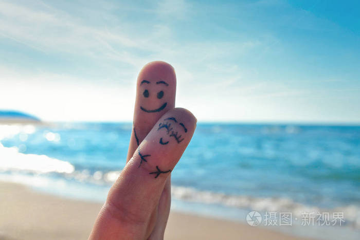手指家人在阳光明媚的海滩暑假