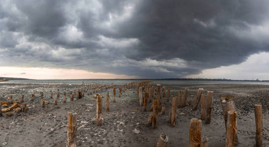 乌克兰敖德萨库亚尔尼克盐干河口上空的风暴云