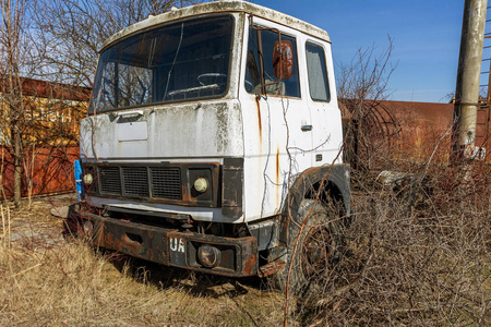 旧生锈的卡车扔进了乌克兰普里皮亚特切尔诺贝利鬼城停车场的沙漠。 旧生锈的古代汽车坏了，废弃了古老生锈的铁车。 辐射带跟踪世界末日