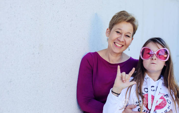 妈妈带着女儿穿着独角兽的服装奇怪的家庭青少年问题