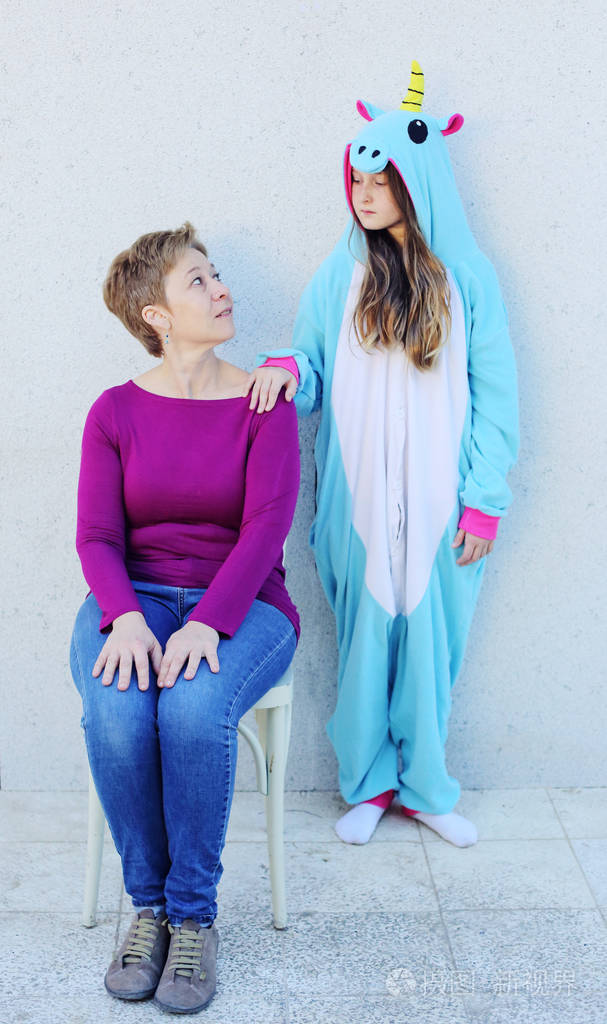 妈妈带着女儿穿着独角兽的服装奇怪的家庭青少年问题