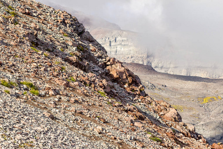 沿着火山山脉两侧的岩石和石头碎片图片