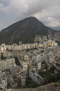 从巴西里约热内卢的古拉尼亚德科帕卡巴纳俯瞰城市和山脉