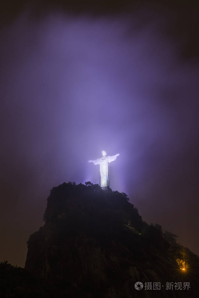 美丽的景色科科瓦多山和基督救赎雕像在深夜与雾云里约热内卢巴西