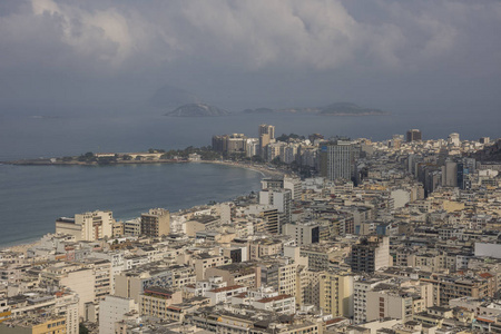 美丽的景观，可以看到城市和copacabana海滩，从巴西里约热内卢的agulinhade copacabana看到。