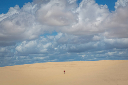 在巴西北部沙漠中行走的孤独的家伙