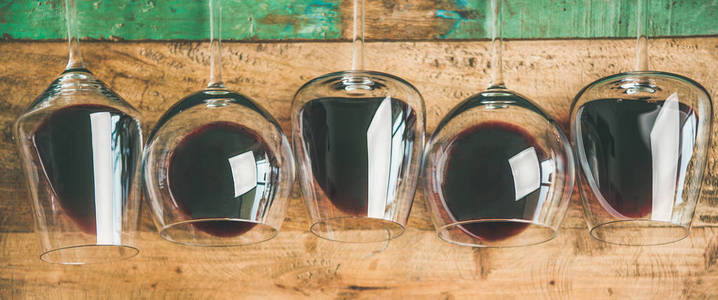 平躺的红酒杯在乡村木制托盘背景顶部视图复制空间宽的组成。 葡萄酒吧酿酒厂葡萄酒品尝概念