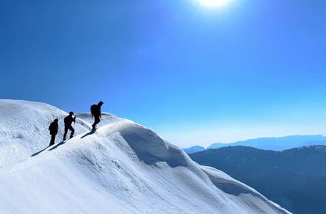 冬天在山上徒步旅行，登山者和顶峰成功