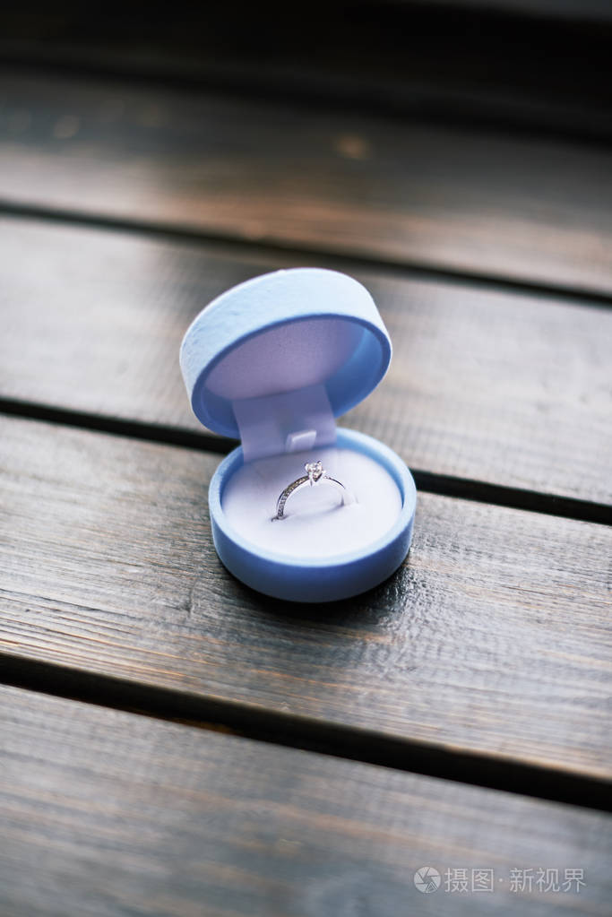 戒指在木制的盒子里