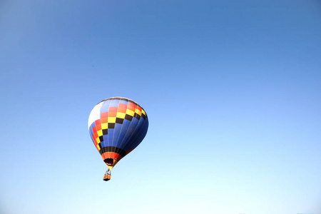 热空气彩气球白天在蓝天上放热气球