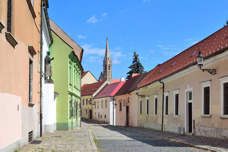 斯洛伐克布拉迪斯拉发。 在阳光明媚的夏日，老城美丽的街道