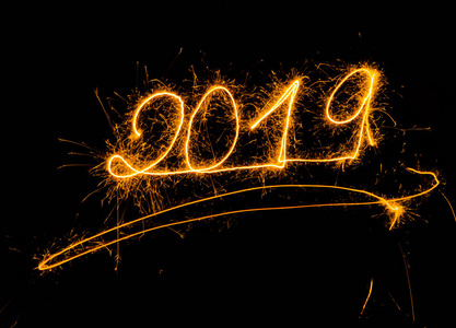 新年快乐，2019年美丽的闪亮的金色数字，写着闪闪发光的烟花，隔离在黑色背景复制空间，在圣诞节假期和新年庆祝和问候卡设计。