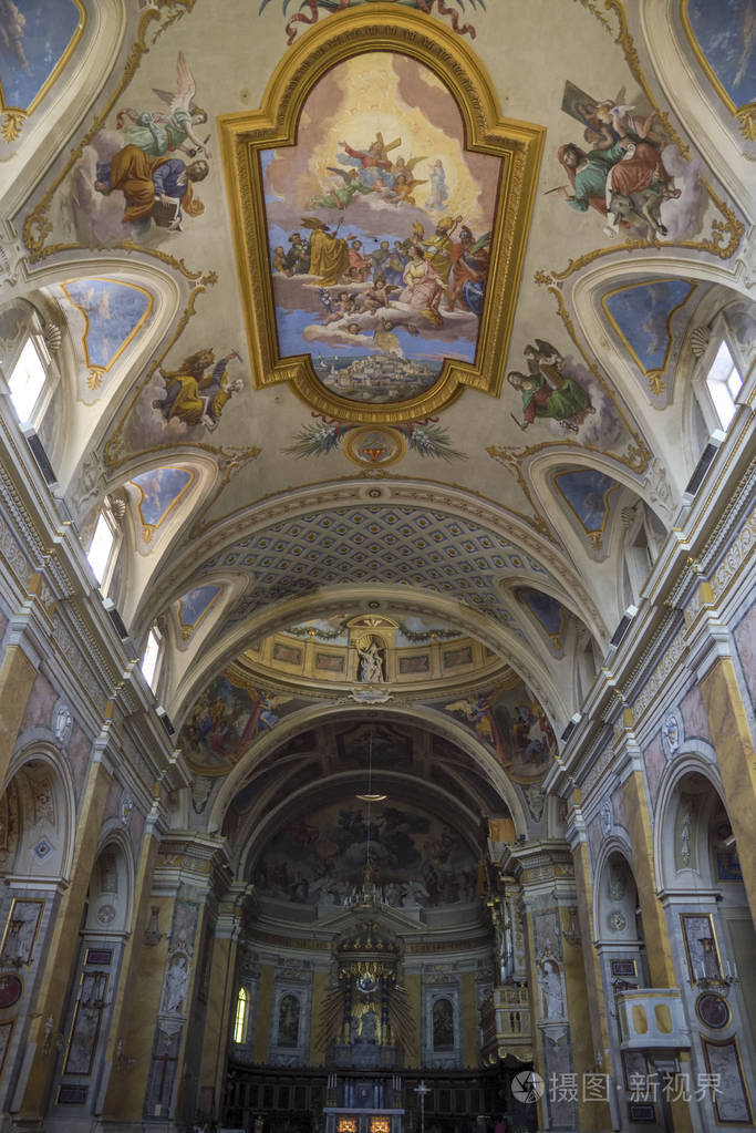 天花板上装饰着意大利阿米莉亚多莫翁布里亚的壁画