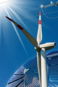 详细介绍了一个风力涡轮机太阳能电池板和一条带有太阳射线可再生能源概念的蓝天上的电力线