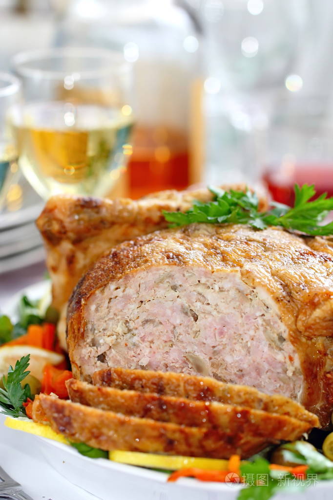 庆祝食物烤鸡馅火腿和糊状美味的填充鸡肉供应节日晚餐在桌子上