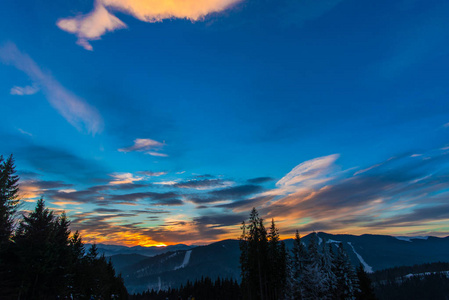 美丽的落日天空，在喀山脉的冬天日落