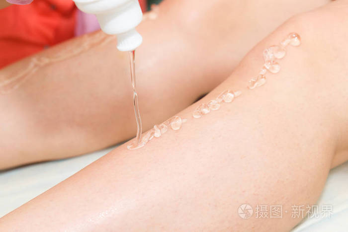 激光脱毛程序的准备 凝胶在一次性刮刀脱毛中的应用 美丽光滑的女性脚 美容沙龙照片 正版商用图片15t966 摄图新视界
