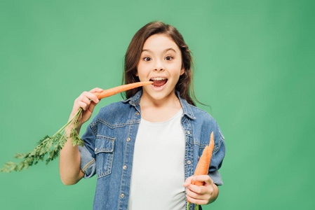 孩子吃胡萝卜图片