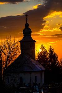 日落天空和乡村教堂